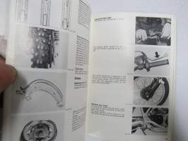 Husqvarna Motorcycles Owner´s Manual from frame no CN 1001 -englanninkielinen perusteellinen käyttöohjekirja, kuvitettu