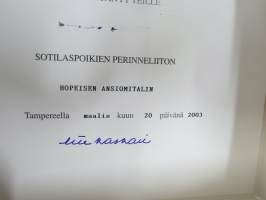 Sotilaspoikien Perinneliitto ry - Soldatgossarnas Traditionsförbund rf -hopeinen ansiomitali -myöntökirja (saajan nimi retusoitu kuvasta, on OK itse myöntökirjassa