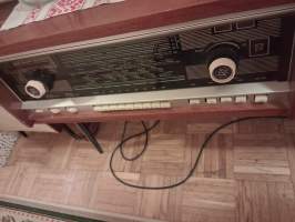 Kaunis radio-leyvsoitin yhditelmä. Sopii myöskin harvinaiseksi sisustuselementiksi. Mikä aarre ja tunnelman luoja vaikka musiikki huoneessa..  .