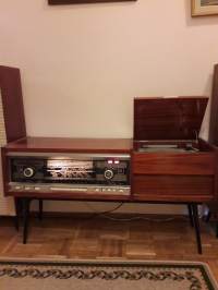 Kaunis radio-leyvsoitin yhditelmä. Sopii myöskin harvinaiseksi sisustuselementiksi. Mikä aarre ja tunnelman luoja vaikka musiikki huoneessa..  .