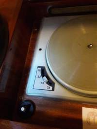 Kaunis radio-leyvsoitin yhditelmä. Sopii myöskin harvinaiseksi sisustuselementiksi. Mikä aarre ja tunnelman luoja vaikka musiikki huoneessa..  .