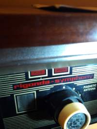 Kaunis radio-leyvsoitin yhditelmä. Sopii myöskin harvinaiseksi sisustuselementiksi. Mikä aarre ja tunnelman luoja vaikka musiikki huoneessa..  .