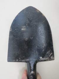 SA-kenttälapio, valmistaja Billnäs (leima), arviolta 30-lukuinen