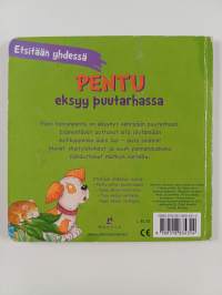 Pentu eksyy puutarhassa
