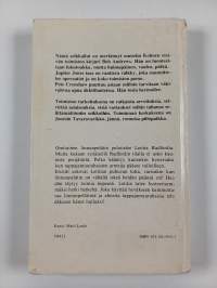 3 etsivää ja kävelevä linnunpelätin