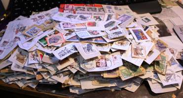 Filatelia - Ruotsi: Postimerkkileikettä n. 550g. Mukana vanhaa ja uudempaa leikettä.