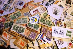 Filatelia - Ruotsi: Postimerkkileikettä n. 550g. Mukana vanhaa ja uudempaa leikettä.