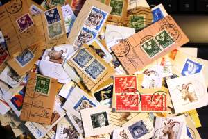 Filatelia - Ruotsi: Postimerkkileikettä n. 550g. Mukana vanhaa ja uudempaa leikettä.