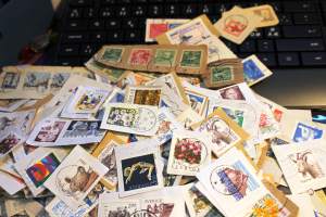 Filatelia - Ruotsi: Postimerkkileikettä n. 550g. Mukana vanhaa ja uudempaa leikettä.