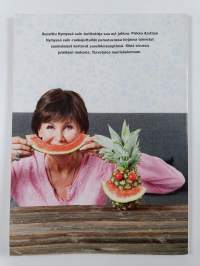 Hymyssä suin! : ruokavieraina 17 tunnettua suomalaista