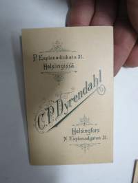 Puhvi-hihaneito, Atelier Dyrendahl, Helsinki -visiittikorttivalokuva / carte de visite / cdv
