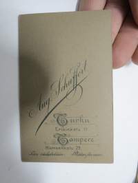 Herra Monokkeli, Atelier Aug. Schuffert, Turku -visiittikorttivalokuva / carte de visite / cdv