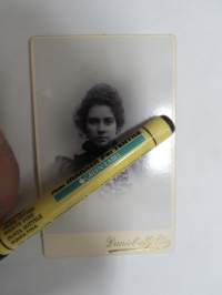 Neiti Pörrö-Röyhelo, Atelier Daniel Nyblin, Helsinki -visiittikorttivalokuva / carte de visite / cdv