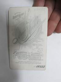 Neiti Pörrö-Puhvi, Atelier Apollo - Andra Ateliern, Helsinki -visiittikorttivalokuva / carte de visite / cdv