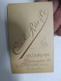 Tulltjänsteman Enholm, Atelier Charles Riis &amp; Co, Helsingfors -visiittikorttivalokuva / carte de visite / cdv