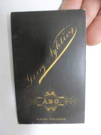 Eeva Cajander, Atelier Georg Nyblin, Turku -visiittikorttivalokuva / carte de visite / cdv