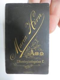 Tuijottaja, Atelier Maria Hirn, Turku -visiittikorttivalokuva / carte de visite / cdv