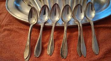 Ruokailuväline sarja alpakkaa (uushopea)Tusina lusikoita,, haarukoita,veitsistä puuttuu yksi. Mukana myöskin upea vati paistille  vihannesvalikoimalle, leikkeille