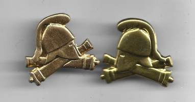 Suomenlinnan Rannikkorykmentti / Suomenlinnan Rannikkotykistörykmentti aselajitunnus  joukko-osastotunnus pari  - satiainen