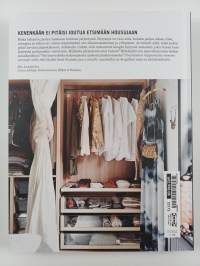 Löydä! Osa 1-3 : vaatteiden ja kenkien säilytys kahdeksassa kodissa ; Keittiö- ja ruokatarvikkeiden säilyttäminen kymmenessä kodissa ; Lisää tilaa 10 pieneen kotiin