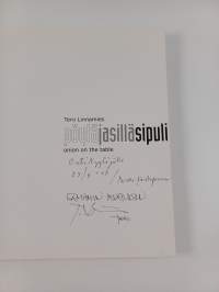 Pöytä ja sillä sipuli = Onion on the Table (signeerattu, tekijän omiste)