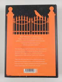 Kuolleiden kirja : Eli kuinka kävelin Suomen suurimman hautausmaan halki ja opin kaiken elämästä, hautaamisesta, rakkaudenkaipuusta ja puista (signeerattu)