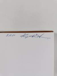 Hoitoa ja kodin turvaa : Nokian vanhainkodin historia 1879-2004 (signeerattu)