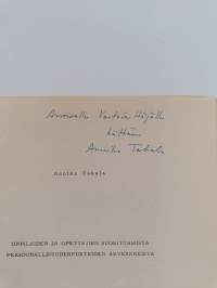 Oppilaiden ja opettajien suorittamista persoonlallisuudenpiirteiden arvioinneista (signeerattu, tekijän omiste)