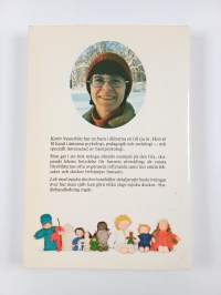 Lek med mjuka dockor