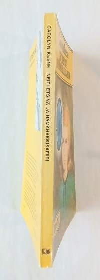 Neiti Etsivä Ja Hämähäkkisafiiri