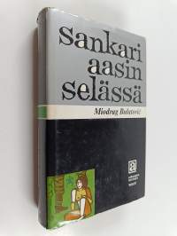 Sankari aasin selässä