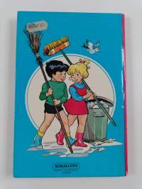 Kaisa ja Kari kadunlakaisijoina