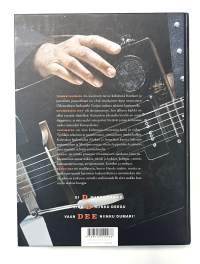 Dumari: Kohdusta hautaan ja paratiisin puutarhaan