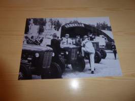 2 kpl uusia Massey Ferguson Hankkija traktori julisteita, koko A4 eli helpot kehystää.