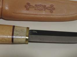 Puukko karhunpäällä