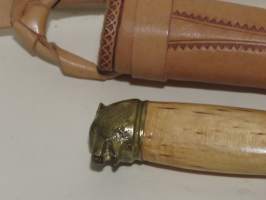 Puukko karhunpäällä