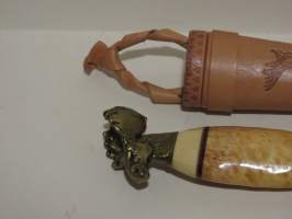 Puukko hirvenpäällä