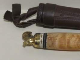 Puukko metsopäällä