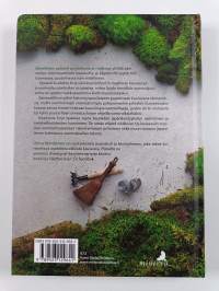 Samettinen sammal puutarhassa ja ruukussa