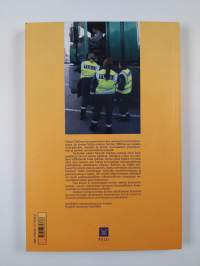 Naiset tullissa : sulkakynästä sähköiseen tullaukseen : Tullin naisten 120-vuotinen historia