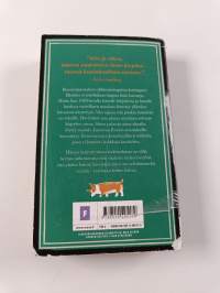 Kolme koiraa haudattuna