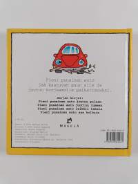 Pieni punainen auto saa kolhuja