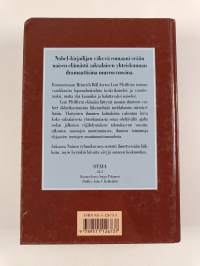 Nainen ryhmäkuvassa