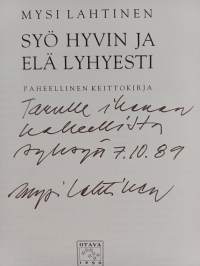 Syö hyvin ja elä lyhyesti : paheellinen keittokirja (signeerattu, tekijän omiste)