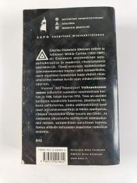 Valkopukuinen nainen