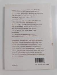 Junat pysähtyvät asemalla