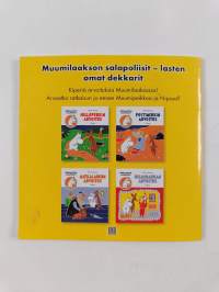 Muumipeikko maalaa taulun