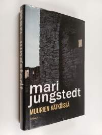 Muurien kätköissä