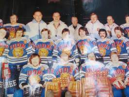 Leijonat 1977 / Runaways -Suosikki-nuorisolehden keskiaukeamajuliste