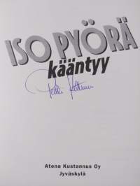 Iso pyörä kääntyy (signeerattu)